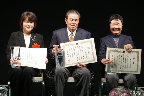 2016年 殿堂式典 （写真左から）故・橘田規さんのご長女の松本直美さん、杉本英世、大迫たつ子 第4回日本プロゴルフ殿堂入りメンバーが顕彰式典に登壇した