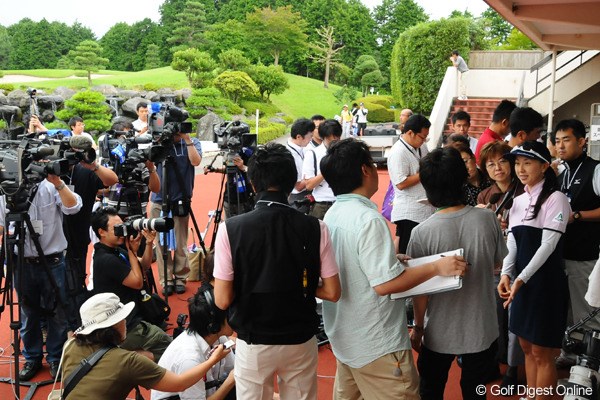 2009年 スタンレーレディスゴルフトーナメント事前 東尾理子 芸能リポーターを始め、多くの報道陣に取り囲まれる中で心境を語る東尾理子