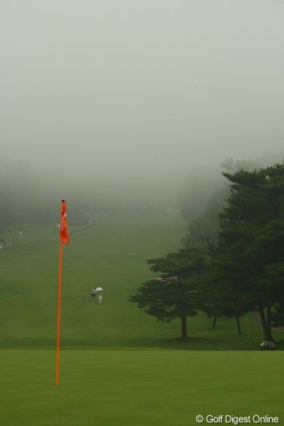 2009年 スタンレーレディスゴルフトーナメント 初日 8番ホール 8番ホールグリーンから、ティーグラウンドが見えなくなってきました。東名CC名物の霧です。サスペンデッドにならくて良かったです。