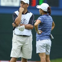 ご夫婦です。ラウンド中に何やら夫婦喧嘩のような、不穏な空気に見えますが。 2009年 スタンレーレディスゴルフトーナメント 初日 小俣奈三香とキャディーのライオネルさん
