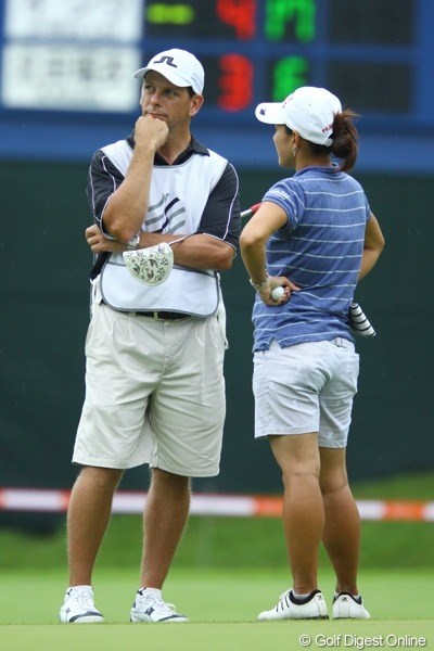 2009年 スタンレーレディスゴルフトーナメント 初日 小俣奈三香とキャディーのライオネルさん ご夫婦です。ラウンド中に何やら夫婦喧嘩のような、不穏な空気に見えますが。