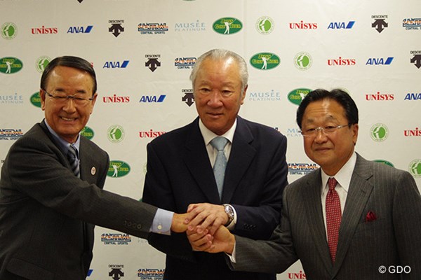 倉本昌弘PGA会長（写真右）は青木功JGTO会長（同中央）、松井功・同副会長（同左）を表敬訪問した