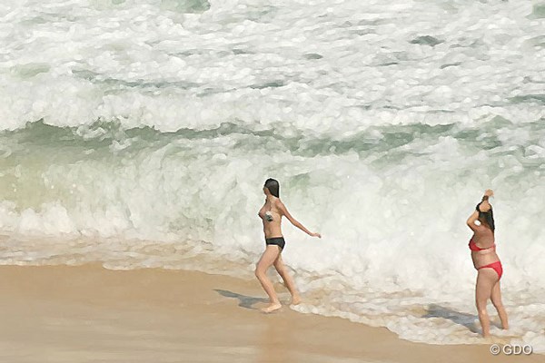 バッハ地区にある海岸で海水浴をする女性たち。波は結構高いです