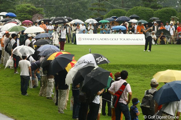 2009年 スタンレーレディスゴルフトーナメント 2日目 1番ティグラウンド 雨にも関わらず、朝一番のスタートから多くのギャラリーに囲まれて、福嶋晃子のティーオフで2日目のラウンドが始まった。