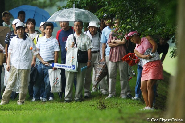 2009年 スタンレーレディスゴルフトーナメント 2日目 佐伯三貴 林から脱出。