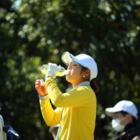 私、黄色が好きだからドリンクもウェアも黄色なの。 2016年 ヨコハマタイヤゴルフトーナメント PRGRレディスカップ 2日目 河野美桜