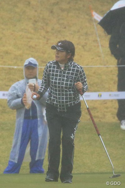 2016年 Tポイントレディス ゴルフトーナメント 初日 福嶋浩子 グリーン上の福嶋浩子の手には見慣れた長さのパターが握られていた