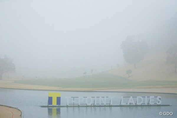 2016年 Tポイントレディス ゴルフトーナメント 初日 霧 雨が止めば霧が出る・・・霧が晴れれば雨が降る・・・。