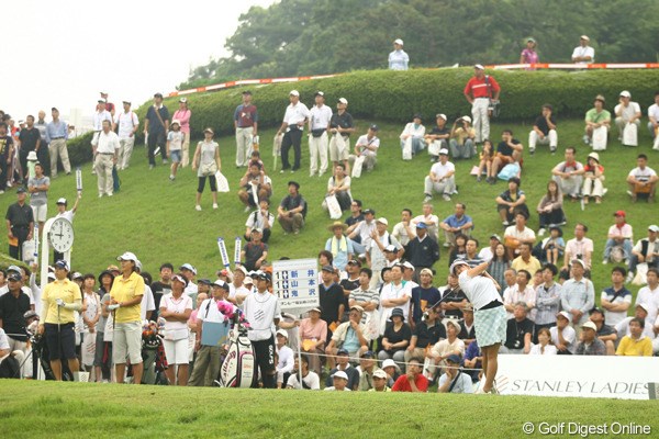 2009年 スタンレーレディスゴルフトーナメント 最終日 競技再開 午前9時に競技開始。第1組のホステスプロ新井麻衣からスタート。