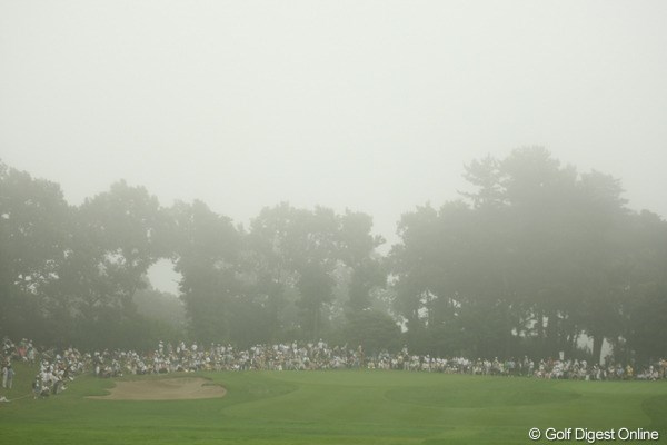 2009年 スタンレーレディスゴルフトーナメント 最終日 10番グリーン 不穏な空気が・・・。競技再開から約40分、またまた濃霧が東名CCを包み込み、一時スタートを見合わせる。