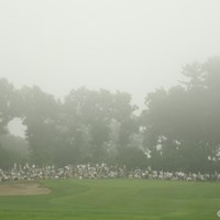 不穏な空気が・・・。競技再開から約40分、またまた濃霧が東名CCを包み込み、一時スタートを見合わせる。 2009年 スタンレーレディスゴルフトーナメント 最終日 10番グリーン