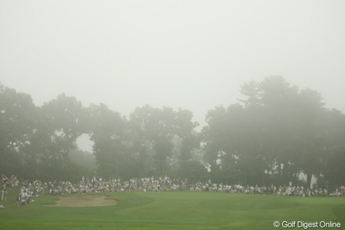 不穏な空気が・・・。競技再開から約40分、またまた濃霧が東名CCを包み込み、一時スタートを見合わせる。 2009年 スタンレーレディスゴルフトーナメント 最終日 10番グリーン