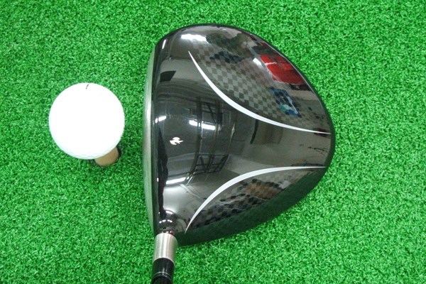マーク金井の試打IP テーラーメイド バーナープラスドライバー 2008年 No.2 アベレージゴルファーを対象としているため、とにかくヘッドが大きい。また後方部分が三角形状にとんがっているのも特徴的だ。