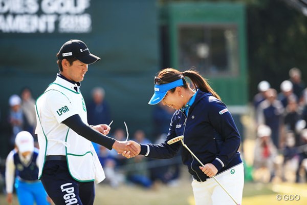 2016年 アクサレディスゴルフトーナメント in MIYAZAKI 最終日 吉田弓美子 敗れはしたが、がっちり握手