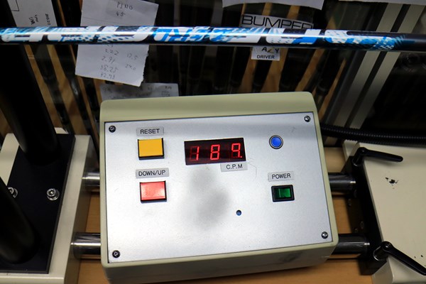 (画像 3枚目) 藤倉ゴム工業 ZERO Speeder マーク試打 振動数は189cpmと一般的なレディースシャフトよりやわらかいが、手元から先端までムチのように大きくしなる。