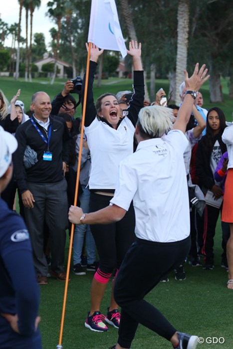 チームUSAのポーラ・クリーマー が“パット”を決めて大喜び！ 2016年 ANAインスピレーション 事前 フットゴルフ ポーラ・クリーマー