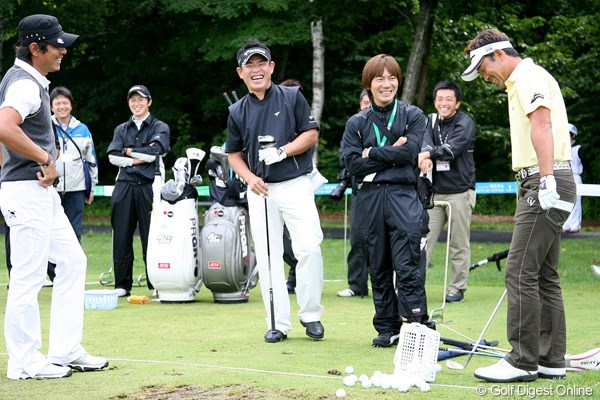 2009年 長嶋茂雄 INVITATIONAL セガサミーカップゴルフトーナメント 久保谷健一 仲間に笑顔で迎えられる久保谷健一。今週、予選突破を果たせば…