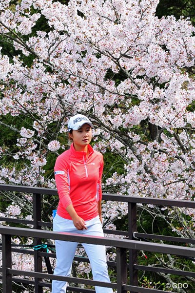 2016年 スタジオアリス女子オープン 2日目 森田遥 森の桜の小路を行く春か（遥）。スコアを1つ落とし、かろうじて予選通過の40位タイ