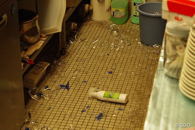 熊本空港ccのクラブハウス内のレストランでは 棚から落ちたグラスなどが散乱していた 16年 Kkt杯バンテリンレディスオープン 事前 レストラン フォトギャラリー Gdo