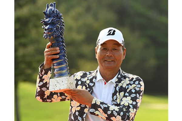 7季振りツアー通算5勝目を飾った飯合肇※画像提供：日本プロゴルフ協会