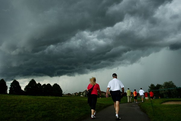 コース上空を雷雲が覆い、最終組はスタートすら出来なかった（Chris McGrath/Getty Images）