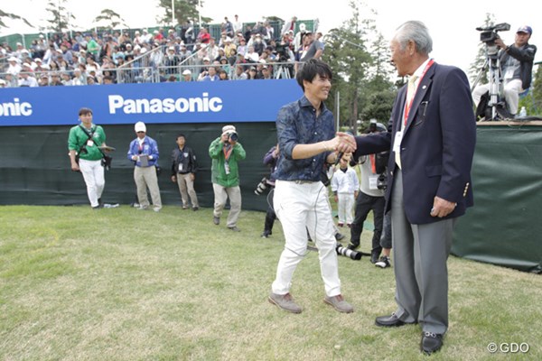 2016年 パナソニックオープンゴルフチャンピオンシップ 3日目 石川遼 青木功 青木功会長が、ラウンドレポーターを終えた遼くんに労いの言葉を掛けていました。