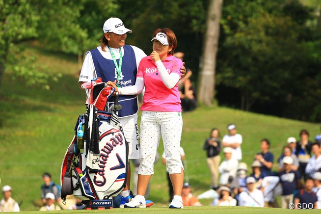 信頼する後藤勝キャディとともに 悲願の初優勝を飾った福嶋浩子 16年 サイバーエージェント レディスゴルフトーナメント 最終日 福嶋浩子 フォトギャラリー Gdo