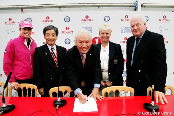 2009年 全英リコー女子オープン 事前  契約書にサインする株式会社リコーの吉田氏。日本人にとっても嬉しいニュースだ