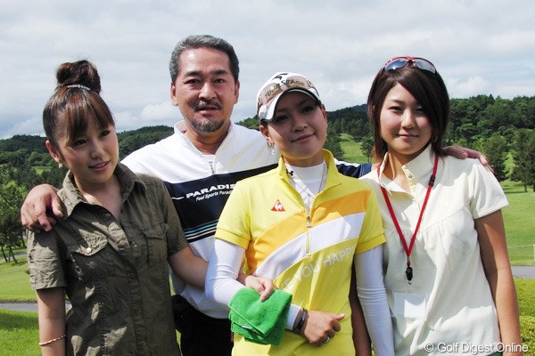 2009年 LPGAプロテスト 竹村真琴、父、姉2人 合格した竹村真琴（右から2人目）を笑顔で囲む父と姉の愛美（左）と千里（右）