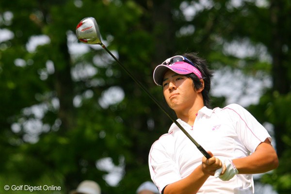 出入りの激しいゴルフながらも、スコアをまとめて単独首位をキープした石川遼※画像はミズノオープンよみうりクラシックのもの