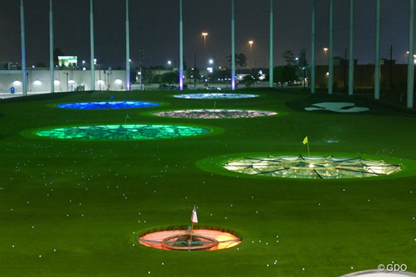 ターゲットとなるグリーンは電飾で輝いており、球が入ると得点になるようなゲームが、打席横にある端末で楽しめる。