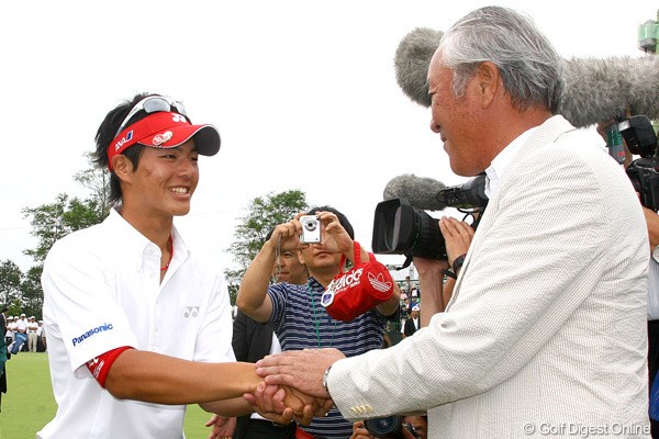 2009年 サン・クロレラクラシック最終日 石川遼 グリーンサイドで、石川遼と青木功がガッチリと握手