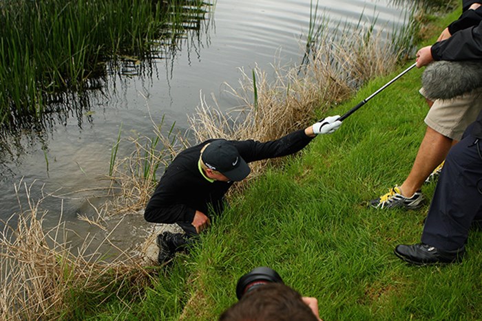最終ホールでショット後に池に落ちたが、みごと優勝を飾ったリチャード・フィンチ（2008年、Andrew Redington/Getty Images) 2008年 アイルランドオープン 最終日 リチャード・フィンチ