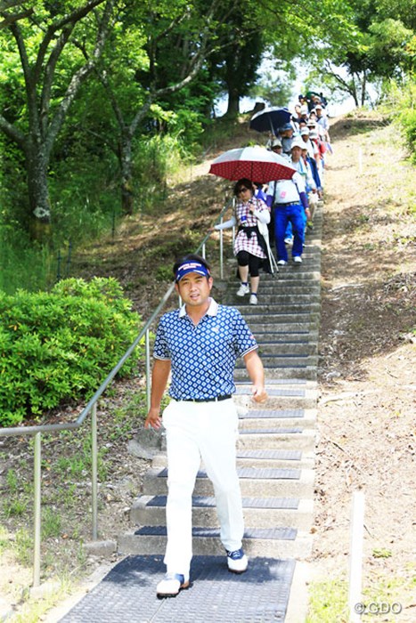 この階段を下りるのも一苦労ですよ 2016年 関西オープンゴルフ選手権競技 初日 池田勇太