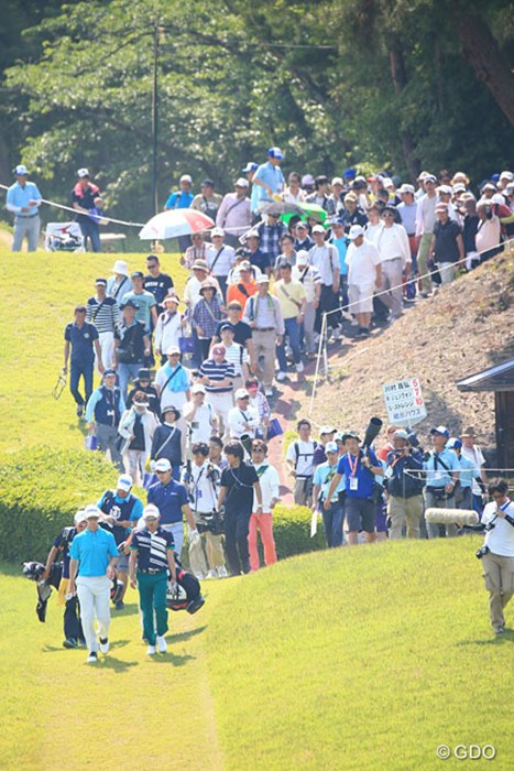 ギャラリー引き連れてますね 2016年 関西オープンゴルフ選手権競技 3日目 スコット・ストレンジ、朴ジュンウォン、川村昌弘
