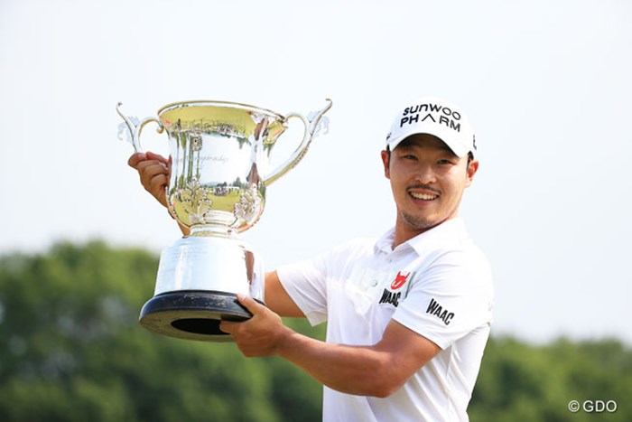 韓国のチョ・ビョンミンが日本ツアーデビュー戦を逆転優勝で飾った 2016年 関西オープンゴルフ選手権競技 最終日 チョ・ビョンミン