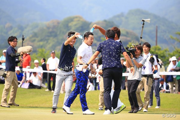 2016年 関西オープンゴルフ選手権競技 最終日 チョ・ビョンミン 韓国選手から祝福の水をかけられびしょびしょ