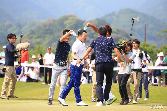韓国選手から祝福の水をかけられびしょびしょ 2016年 関西オープンゴルフ選手権競技 最終日 チョ・ビョンミン