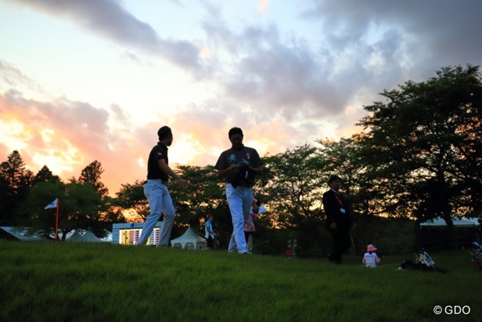 もう日没間近のホールアウト。 2016年 日本ゴルフツアー選手権 森ビルカップ Shishido Hills 初日 小袋秀人