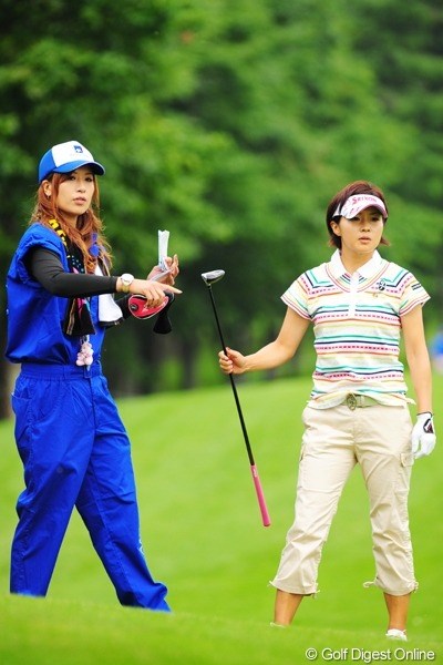 2009年 アクサレディスゴルフトーナメント初日 赤堀奈々＆辻村明須香 奈々ちゃんが、えらいタッパのある、きれいなキャディさんやなあと思たら明須香ちゃんでした。ある意味コスプレ？
