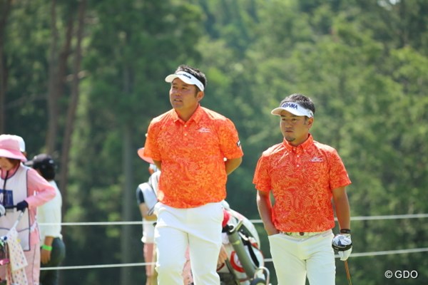 2016年 日本ゴルフツアー選手権 森ビルカップ Shishido Hills 3日目 小田龍一 上平栄道 180cmの小田と158cmの上平栄道。凸凹コンビはペアルックで3日目に登場した