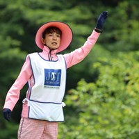 「あ、ちょっとすいません。飲み物のメニューもらえますか？」 2016年 日本ゴルフツアー選手権 森ビルカップ Shishido Hills 3日目 キャディ