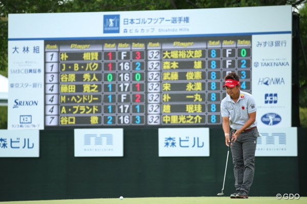 2016年 日本ゴルフツアー選手権 森ビルカップ Shishido Hills 3日目 藤田寛之 団子状態のスコア。明日優勝のチャンスが十分。