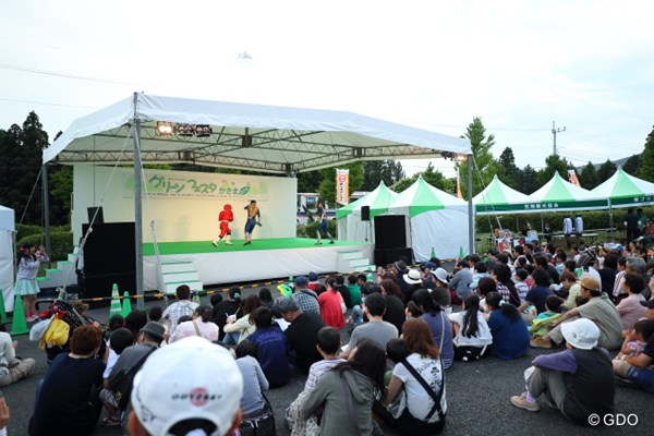 2016年 日本ゴルフツアー選手権 森ビルカップ Shishido Hills 3日目 動物戦隊ジュウオウジャー 戦隊モノのショーが午後6時過ぎに開演。最終組のラウンドが終わってから2時間後だったが、まずまずの盛況ぶり