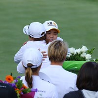 ホールアウト後、偉大な先輩である朴セリにLPGA殿堂入りを祝福される朴仁妃 2016年 KPMG女子PGA選手権 初日 朴仁妃