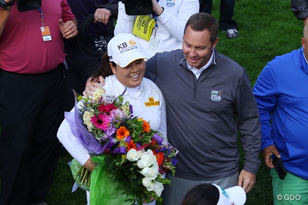 2016年 KPMG女子PGA選手権 初日 朴仁妃 花束を嬉しそうに抱える