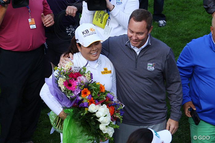 花束を嬉しそうに抱える 2016年 KPMG女子PGA選手権 初日 朴仁妃