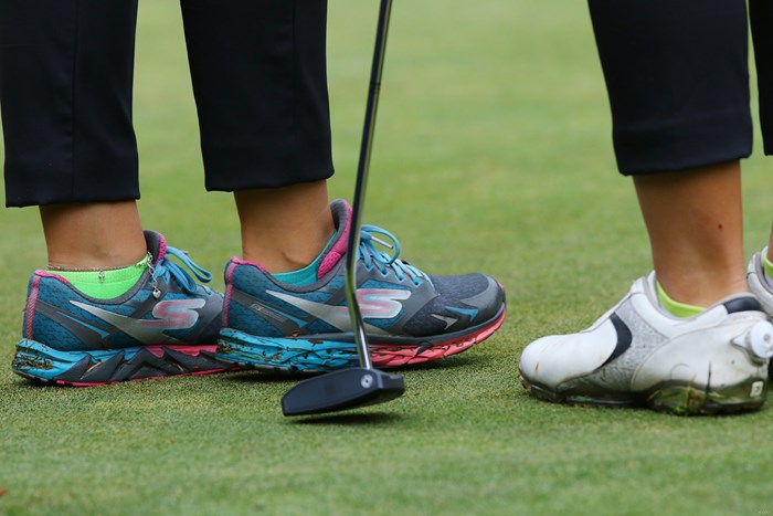 左がお姉さんでキャディのブリタニー。あれ、ソックスの色が左右違うよ。「朝、急いで履いたらこうなりました」 2016年 KPMG女子PGA選手権 2日目 ブルック・ヘンダーソン 姉妹