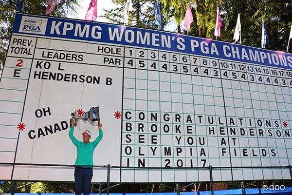 2016年 KPMG女子PGA選手権 最終日 ブルック・ヘンダーソン スコアボードには「オーカナダ！おめでとう、来年はオリンピアフィールズで会いましょう！」
