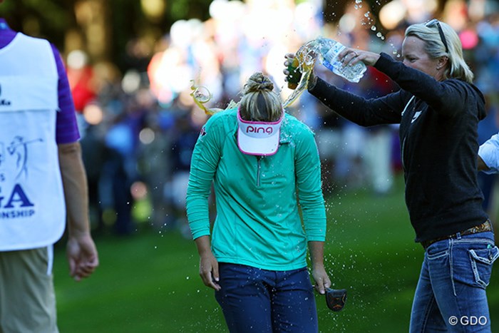 ボトルウォーターをかけられて祝福されるのは恒例行事。あれ？水じゃないものもかけられてる 2016年 KPMG女子PGA選手権 最終日 ブルック・ヘンダーソン